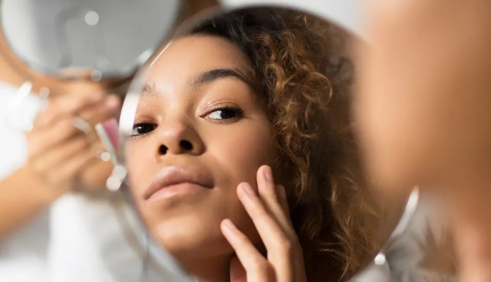 woman-looking-in-mirror